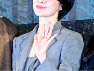 송혜교 반려견 루비 품에 안은 사진 공개해 화제