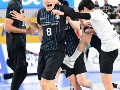 프로 데뷔 첫 골에 선배들 축하 쏟아진 신예